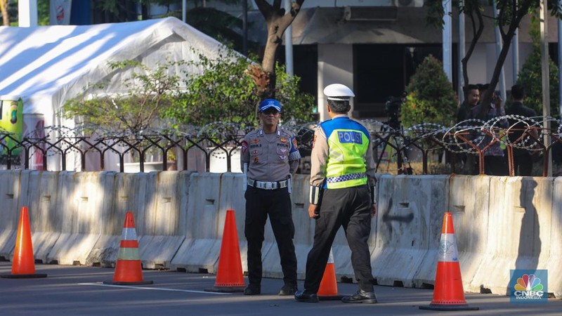 Menjelang sidang putusan sengketa Perselisihan Hasil Pemilihan Umum (PHPU) Pilpres 2024 sejumlah petugas kepolisian melakukan pengamanan di sekitar gedung MK. (CNBC Indonesia/Faisal Rahman)