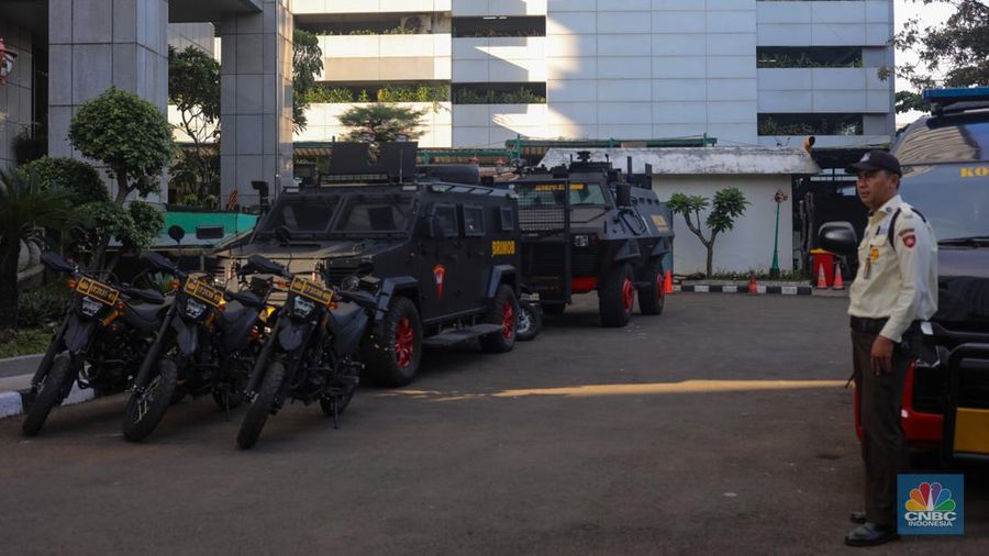 Menjelang sidang putusan sengketa Perselisihan Hasil Pemilihan Umum (PHPU) Pilpres 2024 sejumlah petugas kepolisian melakukan pengamanan di sekitar gedung MK. (CNBC Indonesia/Faisal Rahman)
