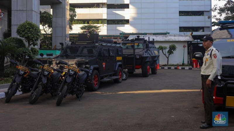 Menjelang sidang putusan sengketa Perselisihan Hasil Pemilihan Umum (PHPU) Pilpres 2024 sejumlah petugas kepolisian melakukan pengamanan di sekitar gedung MK. (CNBC Indonesia/Faisal Rahman)