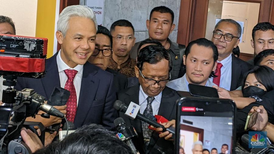 Pasangan capres-cawapres Ganjar-Mahfud keluar ruang sidang usai mendengarkan hasil sidang putusan sengketa Perselisihan Hasil Pemilihan Umum (PHPU) Pilpres 2024 di Mahkamah Konstitusi (MK), Jakarta, Senin (22/4/2024). (²©²ÊÍøÕ¾/Emir Yanwardhana)