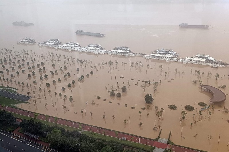 Foto udara yang diambil pada tanggal 22 April 2024 ini menunjukkan pemandangan umum bangunan dan jalan yang terendam banjir setelah hujan lebat di kota Qingyuan, di provinsi Guangdong, Tiongkok selatan. (Photo by CNS / AFP)