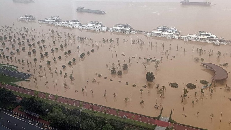 Foto udara yang diambil pada tanggal 22 April 2024 ini menunjukkan pemandangan umum bangunan dan jalan yang terendam banjir setelah hujan lebat di kota Qingyuan, di provinsi Guangdong, Tiongkok selatan. (Photo by CNS / AFP)