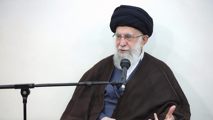 Pemimpin Tertinggi Iran, Ayatollah Ali Khamenei berbicara dalam pertemuannya dengan sekelompok pemimpin senior militer, di Teheran, Iran, Minggu, 21 April 2024. (Office of the Iranian Supreme Leader via AP)