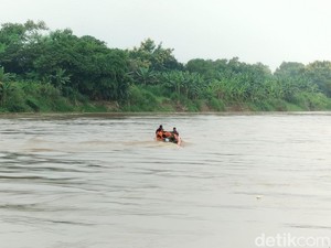 Perahu Penambang Pasir Terbalik di Bengawan Solo Bojonegoro, 1 Orang Hilang