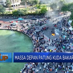 Video: Pendemo di Depan Patung Kuda Bakar Poster Hakim MK