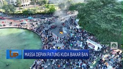 Video: Pendemo di Depan Patung Kuda Bakar Poster Hakim MK