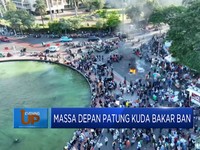 Video: Pendemo di Depan Patung Kuda Bakar Poster Hakim MK