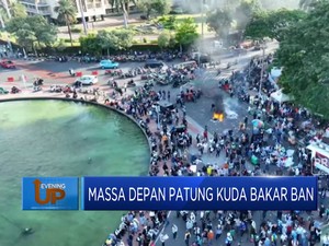 Video: Pendemo di Depan Patung Kuda Bakar Poster Hakim MK