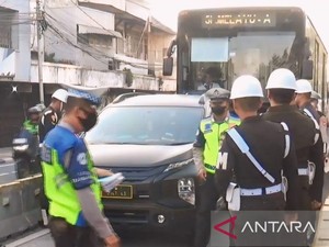 Polisi-TNI Razia Kendaraan Penyerobot Jalur TransJ Jatinegara