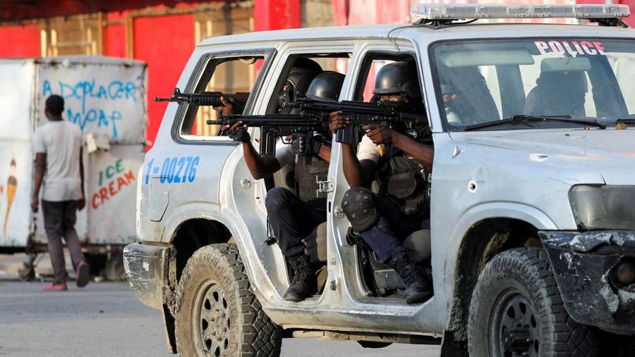 Petugas polisi mengambil bagian dalam konfrontasi dengan geng di dekat Istana Nasional, di Port-au-Prince, Haiti 21 Maret 2024. (REUTERS/Ralph Tedy Erol/File Foto)