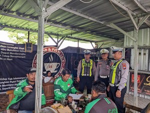 Polisi di Bojonegoro Imbau Ojol Tak Gunakan Ponsel Saat Berkendara