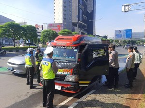Cegah Anarko, Polisi Cegat Massa dari Bekasi yang Akan Demo di MK