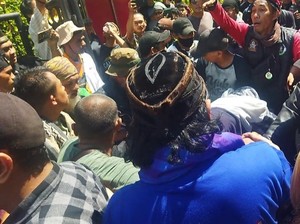 2 Pria Diduga Copet Ditangkap Massa Demo Sengketa Pilpres di Patung Kuda