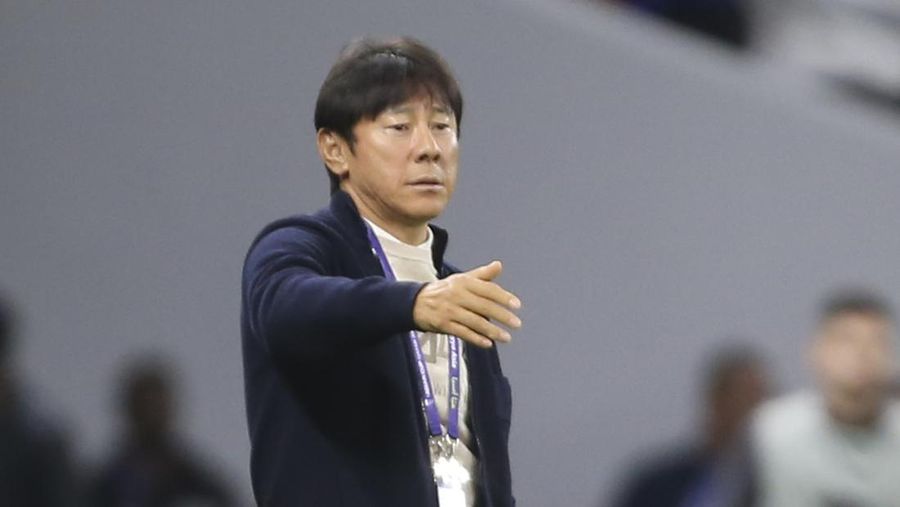 Qatar Indonesia Iraq Asian Cup Soccer Indonesia's South Korean coach Shin Tae-Yong talks to his players during the Asian Cup Group D soccer match between Indonesia and Iraq at Ahmad Bin Ali Stadium in Al Rayyan, Qatar, Monday, Jan. 15, 2024. (AP Photo/Hussein Sayed)