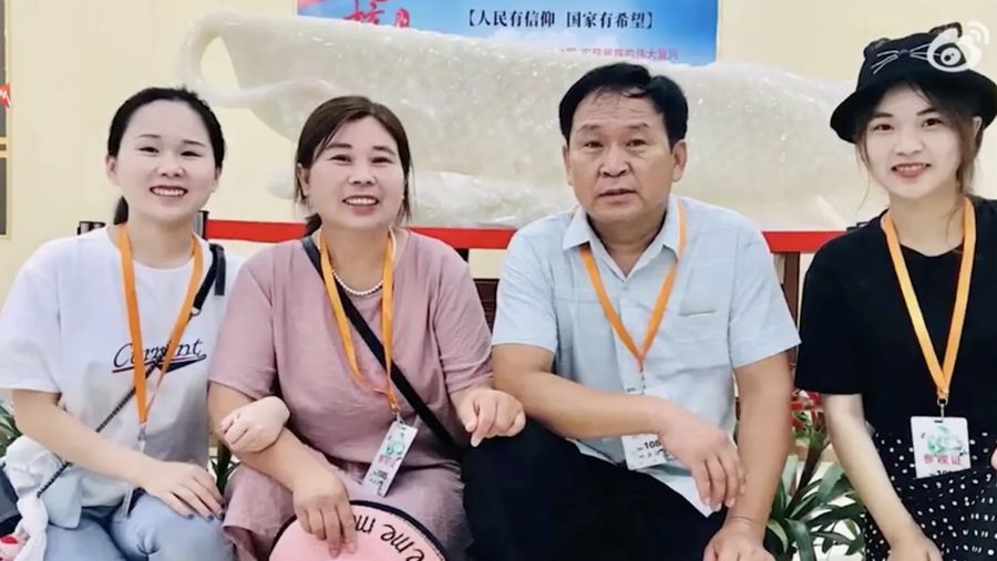 Seorang ibu di pedesaan Tiongkok yang melakukan banyak pengorbanan agar kedua putrinya bisa berprestasi secara akademis telah mendapat pujian luas di media sosial. (Weibo)