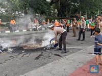 Sempat Bakar Ban-Spanduk, Massa Aksi di Patung Kuda Mulai Bubar Jalan
