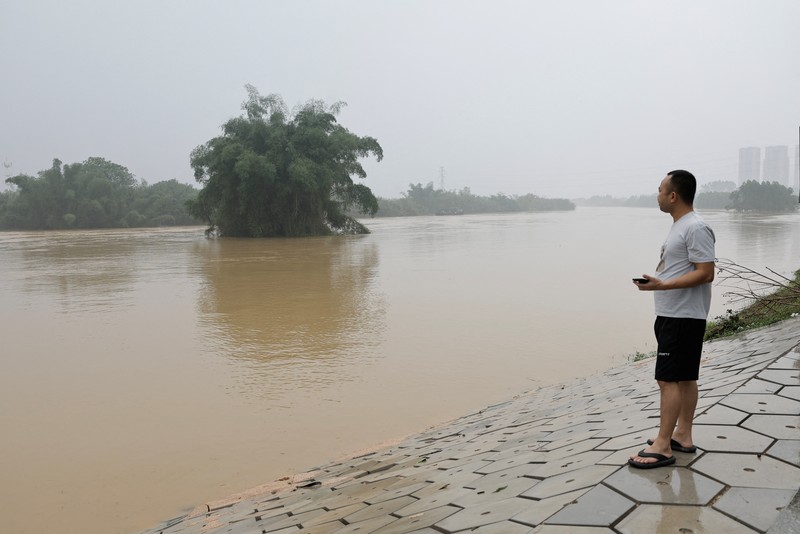 Foto udara yang diambil pada tanggal 22 April 2024 ini menunjukkan pemandangan umum bangunan dan jalan yang terendam banjir setelah hujan lebat di kota Qingyuan, di provinsi Guangdong, Tiongkok selatan. Foto udara yang diambil pada tanggal 22 April 2024 ini menunjukkan pemandangan umum bangunan dan jalan yang terendam banjir setelah hujan lebat di kota Qingyuan, di provinsi Guangdong, Tiongkok selatan. (Photo by CNS / AFP)