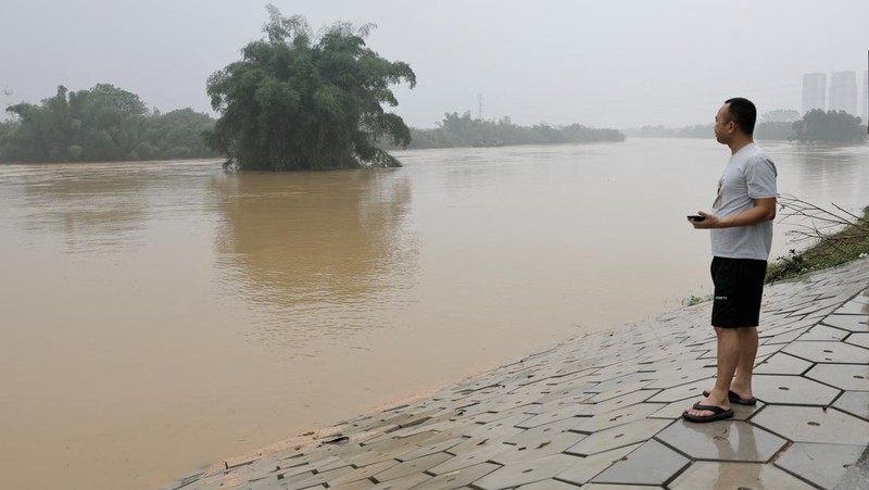 Foto udara yang diambil pada tanggal 22 April 2024 ini menunjukkan pemandangan umum bangunan dan jalan yang terendam banjir setelah hujan lebat di kota Qingyuan, di provinsi Guangdong, Tiongkok selatan. (Photo by CNS / AFP)