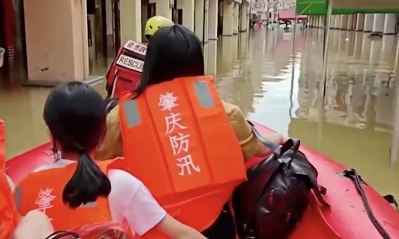 Foto udara yang diambil pada tanggal 22 April 2024 ini menunjukkan pemandangan umum bangunan dan jalan yang terendam banjir setelah hujan lebat di kota Qingyuan, di provinsi Guangdong, Tiongkok selatan. Foto udara yang diambil pada tanggal 22 April 2024 ini menunjukkan pemandangan umum bangunan dan jalan yang terendam banjir setelah hujan lebat di kota Qingyuan, di provinsi Guangdong, Tiongkok selatan. (Photo by CNS / AFP)