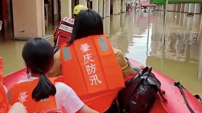 Foto udara yang diambil pada tanggal 22 April 2024 ini menunjukkan pemandangan umum bangunan dan jalan yang terendam banjir setelah hujan lebat di kota Qingyuan, di provinsi Guangdong, Tiongkok selatan. (Photo by CNS / AFP)