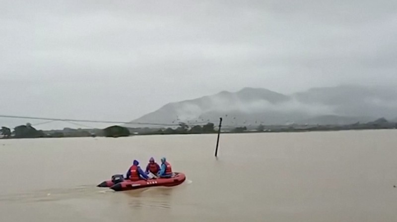 Foto udara yang diambil pada tanggal 22 April 2024 ini menunjukkan pemandangan umum bangunan dan jalan yang terendam banjir setelah hujan lebat di kota Qingyuan, di provinsi Guangdong, Tiongkok selatan. Foto udara yang diambil pada tanggal 22 April 2024 ini menunjukkan pemandangan umum bangunan dan jalan yang terendam banjir setelah hujan lebat di kota Qingyuan, di provinsi Guangdong, Tiongkok selatan. (Photo by CNS / AFP)