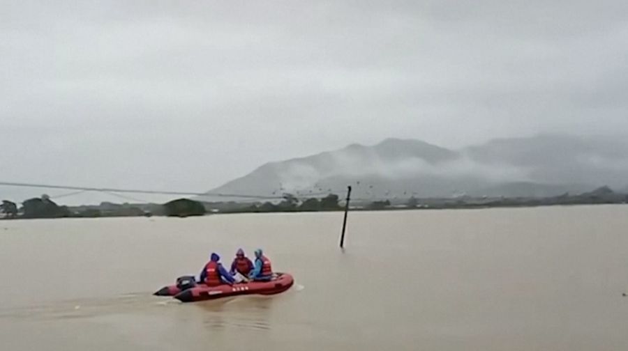 Foto udara yang diambil pada tanggal 22 April 2024 ini menunjukkan pemandangan umum bangunan dan jalan yang terendam banjir setelah hujan lebat di kota Qingyuan, di provinsi Guangdong, Tiongkok selatan. (Photo by CNS / AFP)
