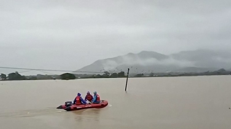 Foto udara yang diambil pada tanggal 22 April 2024 ini menunjukkan pemandangan umum bangunan dan jalan yang terendam banjir setelah hujan lebat di kota Qingyuan, di provinsi Guangdong, Tiongkok selatan. (Photo by CNS / AFP)