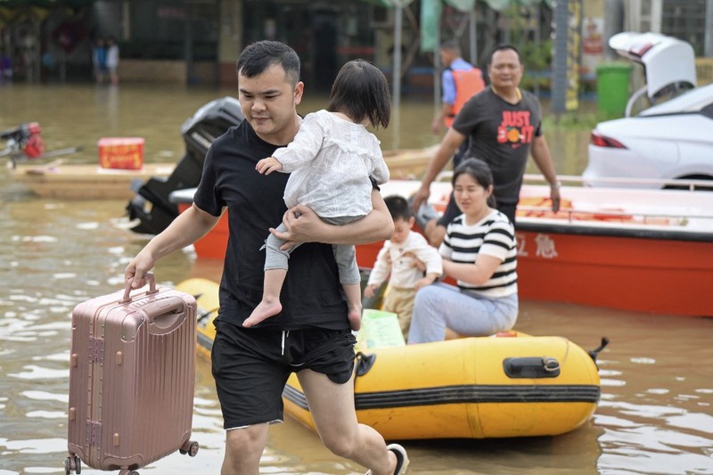 Foto udara yang diambil pada tanggal 22 April 2024 ini menunjukkan pemandangan umum bangunan dan jalan yang terendam banjir setelah hujan lebat di kota Qingyuan, di provinsi Guangdong, Tiongkok selatan. (Photo by CNS / AFP)