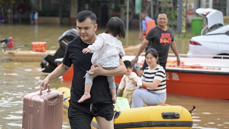 Foto udara yang diambil pada tanggal 22 April 2024 ini menunjukkan pemandangan umum bangunan dan jalan yang terendam banjir setelah hujan lebat di kota Qingyuan, di provinsi Guangdong, Tiongkok selatan. (Photo by CNS / AFP)