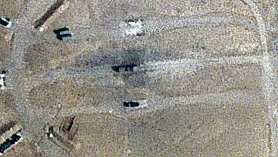 Bekas area yang terbakar di sekitar apa yang diidentifikasi oleh para analis sebagai sistem radar untuk baterai rudal S-300 buatan Rusia, tengah, dekat bandara internasional dan pangkalan udara terlihat di Isfahan, Iran, Senin, 22 April 2024. (Planet Labs PBC via AP)