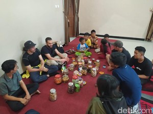 2 Bule Nyasar Ikut Halalbihalal Sampai Nginap di Rumah Warga di Magelang