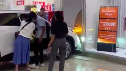 Pameran Mobil di Mall Jadi Petaka: Orang Tua Fokus Lihat Mobil, Anaknya Keluyuran