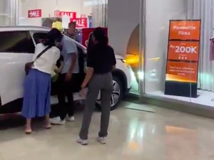 Chery Omoda E5 Tabrak Tembok Mall, Bocah Masuk Kabin Mobil Jelas Kelalaian