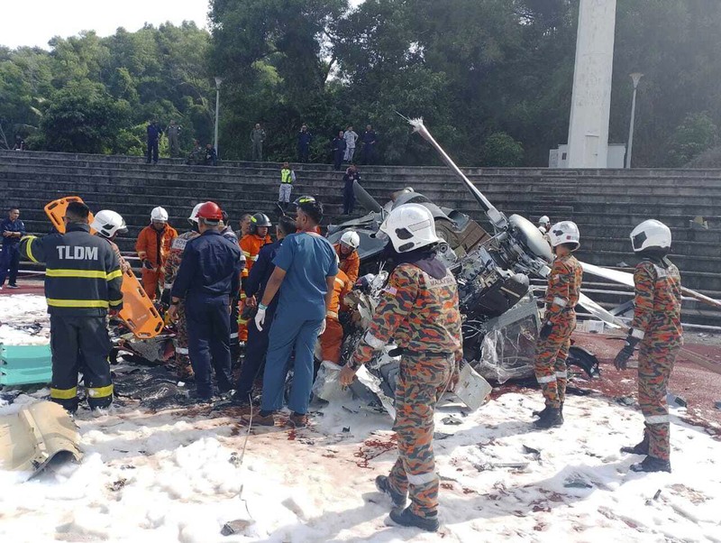 Dalam foto yang dirilis Departemen Pemadam Kebakaran & Penyelamatan Malaysia, departemen pemadam kebakaran dan penyelamatan memeriksa lokasi jatuhnya dua helikopter di Lumur, negara bagian Perak, Senin, 23 April 2024. Dalam foto yang dirilis Departemen Pemadam Kebakaran & Penyelamatan Malaysia, departemen pemadam kebakaran dan penyelamatan memeriksa lokasi jatuhnya dua helikopter di Lumur, negara bagian Perak, Senin, 23 April 2024. Angkatan Laut Malaysia mengatakan dua helikopter militer bertabrakan dan jatuh saat sesi latihan, membunuh 10 orang di dalamnya. (Terence Tan/Ministry of Communications and Information via AP)