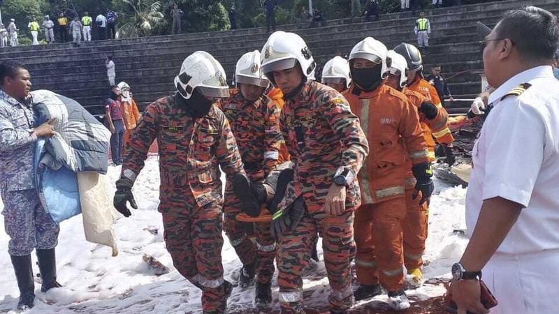 Dalam foto yang dirilis Departemen Pemadam Kebakaran & Penyelamatan Malaysia, departemen pemadam kebakaran dan penyelamatan memeriksa lokasi jatuhnya dua helikopter di Lumur, negara bagian Perak, Senin, 23 April 2024. Angkatan Laut Malaysia mengatakan dua helikopter militer bertabrakan dan jatuh saat sesi latihan, membunuh 10 orang di dalamnya. (Terence Tan/Ministry of Communications and Information via AP)
