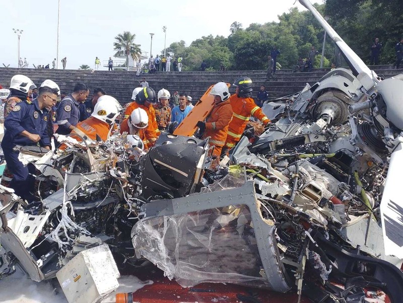 Dalam foto yang dirilis Departemen Pemadam Kebakaran & Penyelamatan Malaysia, departemen pemadam kebakaran dan penyelamatan memeriksa lokasi jatuhnya dua helikopter di Lumur, negara bagian Perak, Senin, 23 April 2024. Dalam foto yang dirilis Departemen Pemadam Kebakaran & Penyelamatan Malaysia, departemen pemadam kebakaran dan penyelamatan memeriksa lokasi jatuhnya dua helikopter di Lumur, negara bagian Perak, Senin, 23 April 2024. Angkatan Laut Malaysia mengatakan dua helikopter militer bertabrakan dan jatuh saat sesi latihan, membunuh 10 orang di dalamnya. (Terence Tan/Ministry of Communications and Information via AP)