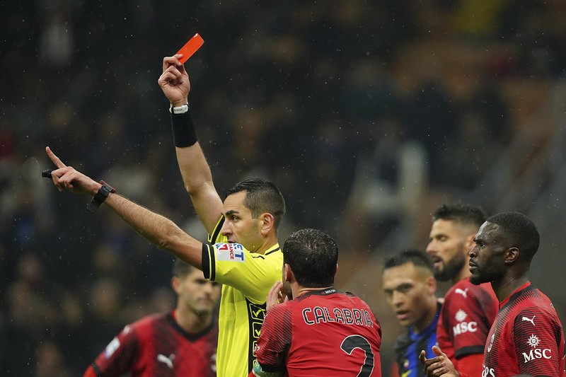 Para pemain Inter Milan melakukan selebrasi usai laga sepak bola Serie A antara AC Milan dan Inter Milan di stadion San Siro di Milan, Italia, Senin, 22 April 2024. (AP Photo/Luca Bruno)