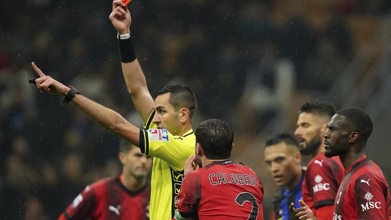 Para pemain Inter Milan melakukan selebrasi usai laga sepak bola Serie A antara AC Milan dan Inter Milan di stadion San Siro di Milan, Italia, Senin, 22 April 2024. (AP Photo/Luca Bruno)