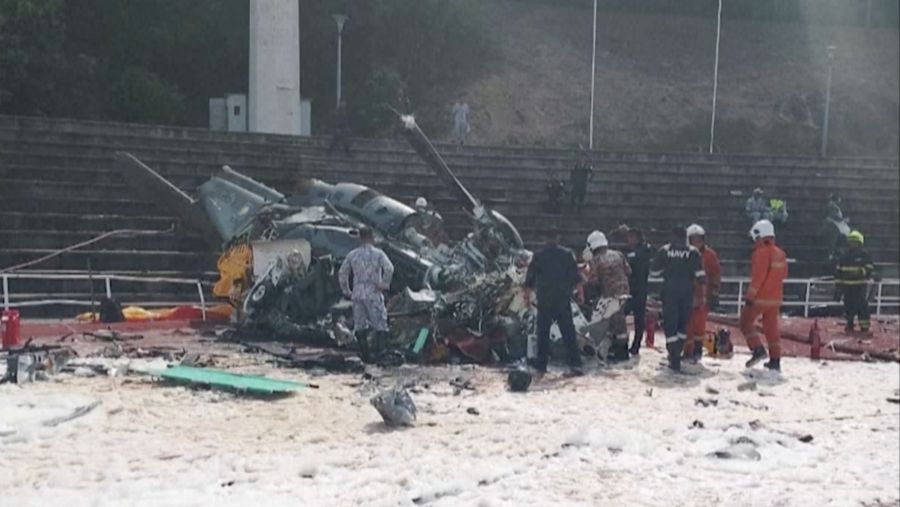Dalam foto yang dirilis Departemen Pemadam Kebakaran & Penyelamatan Malaysia, departemen pemadam kebakaran dan penyelamatan memeriksa lokasi jatuhnya dua helikopter di Lumur, negara bagian Perak, Senin, 23 April 2024. Angkatan Laut Malaysia mengatakan dua helikopter militer bertabrakan dan jatuh saat sesi latihan, membunuh 10 orang di dalamnya. (Terence Tan/Ministry of Communications and Information via AP)