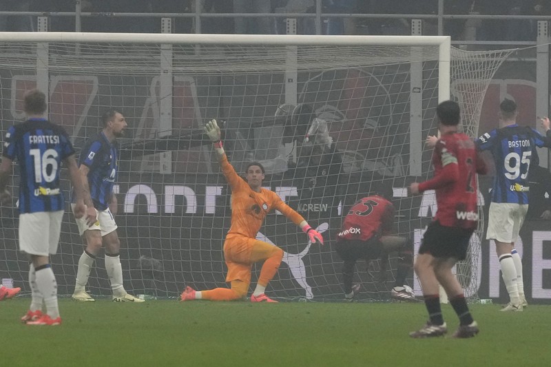 Para pemain Inter Milan melakukan selebrasi usai laga sepak bola Serie A antara AC Milan dan Inter Milan di stadion San Siro di Milan, Italia, Senin, 22 April 2024. (AP Photo/Luca Bruno)