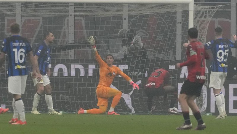 Para pemain Inter Milan melakukan selebrasi usai laga sepak bola Serie A antara AC Milan dan Inter Milan di stadion San Siro di Milan, Italia, Senin, 22 April 2024. (AP Photo/Luca Bruno)