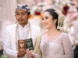 Wanita Dulu Viral Dilamar Saat Nonton Konser Coldplay di GBK, Kini Menikah