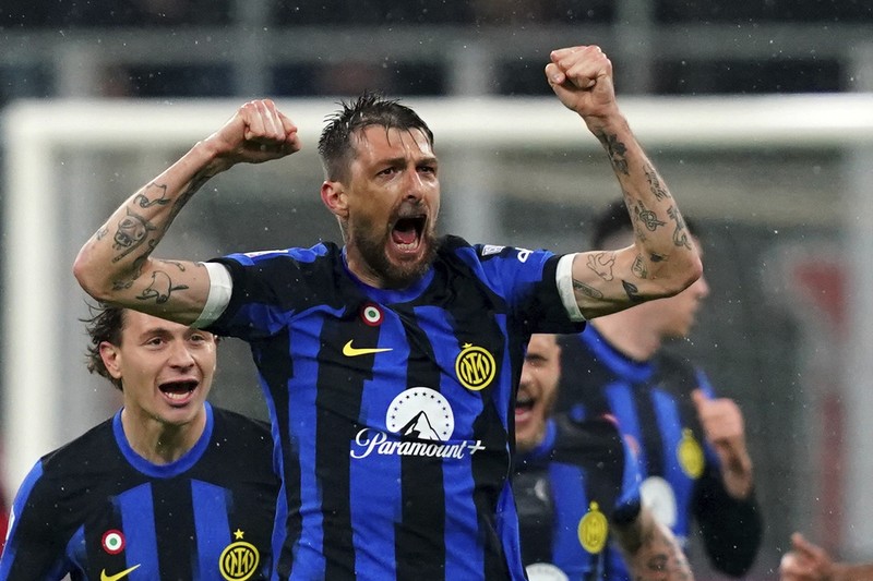 Para pemain Inter Milan melakukan selebrasi usai laga sepak bola Serie A antara AC Milan dan Inter Milan di stadion San Siro di Milan, Italia, Senin, 22 April 2024. (AP Photo/Luca Bruno)