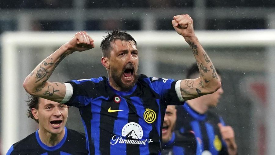 Para pemain Inter Milan melakukan selebrasi usai laga sepak bola Serie A antara AC Milan dan Inter Milan di stadion San Siro di Milan, Italia, Senin, 22 April 2024. (AP Photo/Luca Bruno)