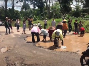 Aksi Protes Warga Lampung Ramai-ramai Tebar Lele di Kubangan Jalan Rusak