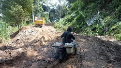 Miris! Jalan Penghubung 4 Desa di Cianjur Berlumpur, Sulit Ditembus