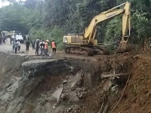 Jalan Trans Papua di Nabire Amblas, Alat Berat Turun Bikin Jalur Alternatif