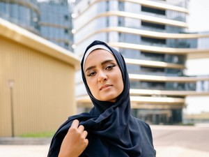 9 Pilihan Warna Jilbab yang Cocok dengan Baju Biru Navy