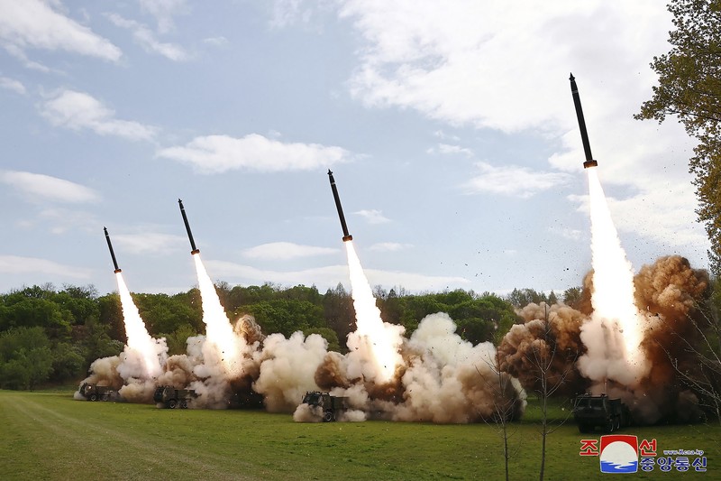 Korea Utara ini menunjukkan apa yang disebutnya latihan roket yang mensimulasikan serangan balik nuklir terhadap musuh, di tempat yang dirahasiakan di Korea Utara pada Senin, 22 April 2024. Korea Utara ini menunjukkan apa yang disebutnya latihan roket yang mensimulasikan serangan balik nuklir terhadap musuh, di tempat yang dirahasiakan di Korea Utara pada Senin, 22 April 2024. Jurnalis independen tidak diberi akses untuk meliput peristiwa yang digambarkan dalam foto ini. gambar yang didistribusikan oleh pemerintah Korea Utara. Isi gambar ini adalah seperti yang disediakan dan tidak dapat diverifikasi secara independen. Tanda air berbahasa Korea pada gambar yang disediakan oleh sumber berbunyi: