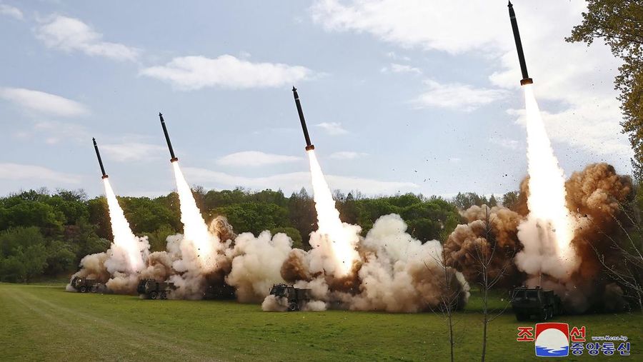 Korea Utara ini menunjukkan apa yang disebutnya latihan roket yang mensimulasikan serangan balik nuklir terhadap musuh, di tempat yang dirahasiakan di Korea Utara pada Senin, 22 April 2024. Jurnalis independen tidak diberi akses untuk meliput peristiwa yang digambarkan dalam foto ini. gambar yang didistribusikan oleh pemerintah Korea Utara. Isi gambar ini adalah seperti yang disediakan dan tidak dapat diverifikasi secara independen. Tanda air berbahasa Korea pada gambar yang disediakan oleh sumber berbunyi: